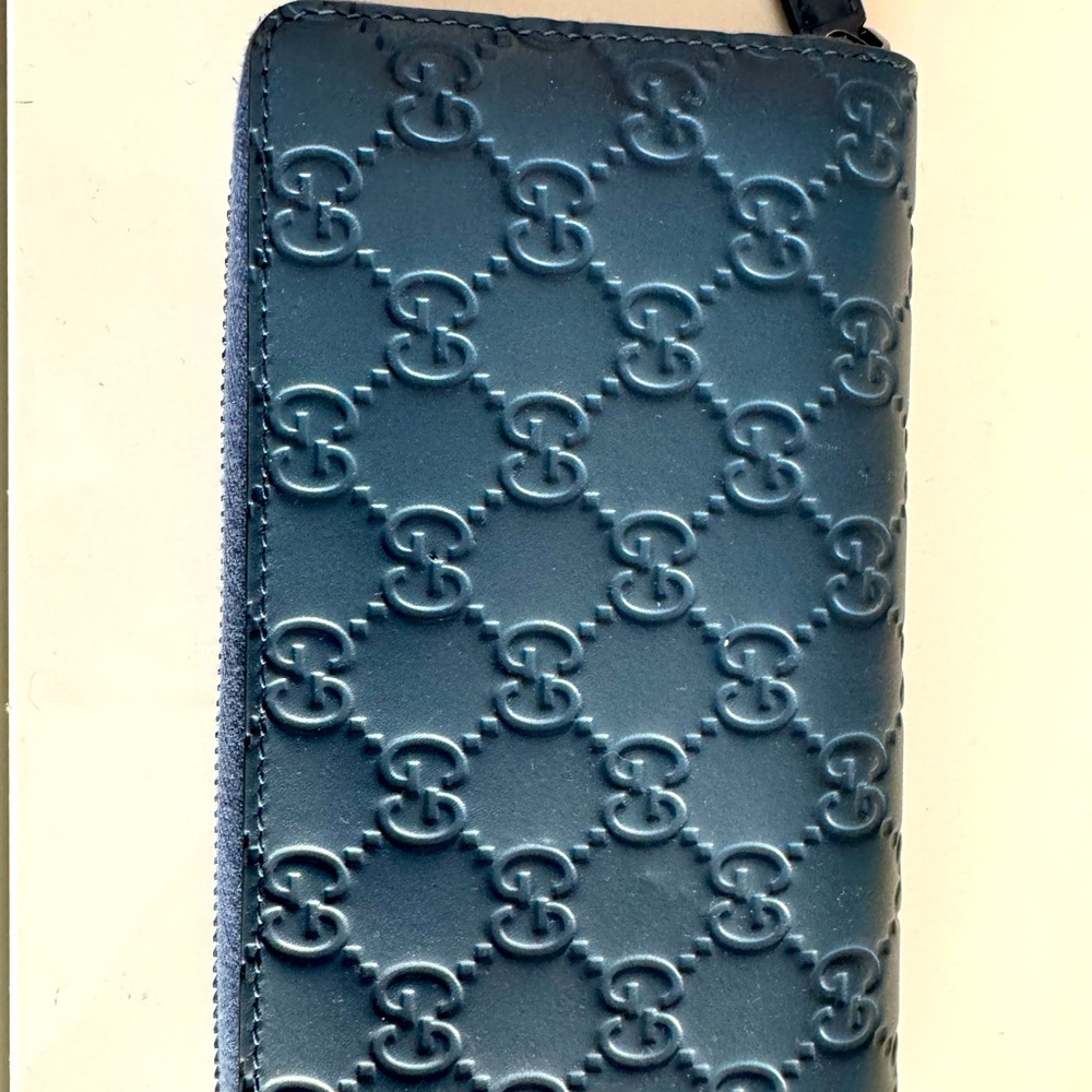 Like new condition women’s Gucci wallet blue